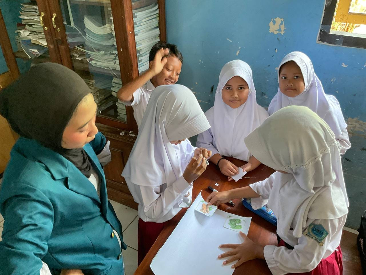 Siswa kelas IV SD Negeri 1 Lebosari mengikuti matching game untuk mencocokkan jenis tanaman TOGA dengan nama dan manfaatnya.